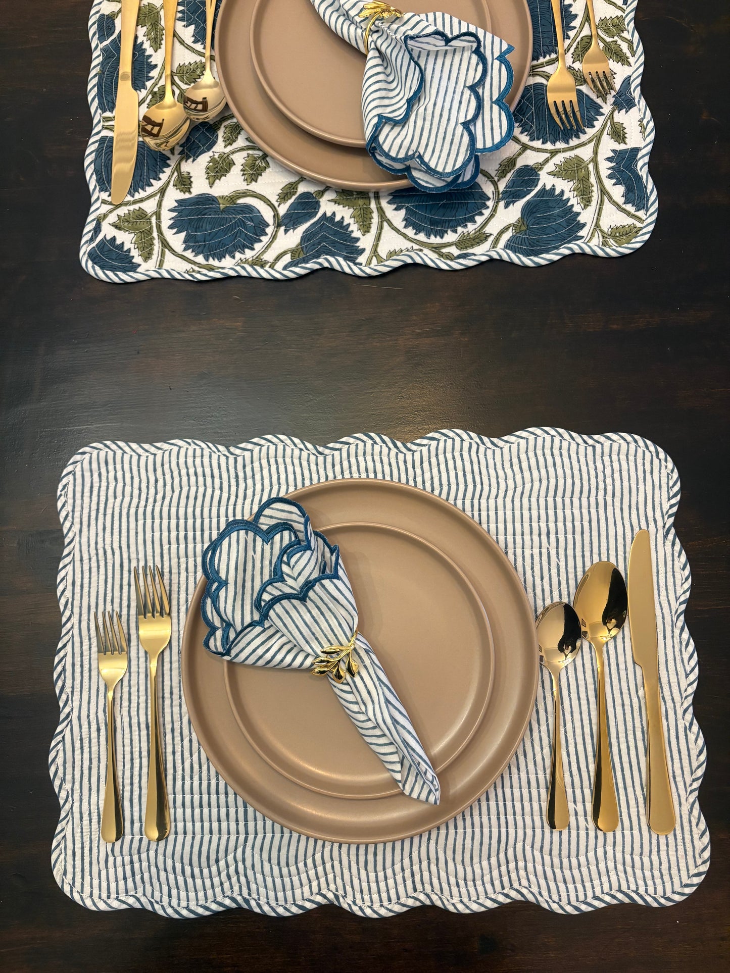 Winter Vine Scalloped Placemat